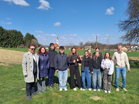 Učenci OŠ Razkrižje z županom, učiteljem in spremljevalko